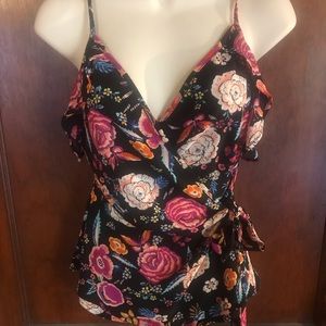 🌺 Very pretty and feminine floral top🥰